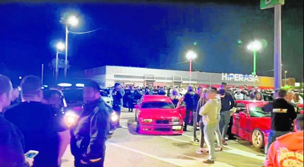 Otra concentración de coches en el parking del Mandarache de Cartagena desata las quejas vecinales