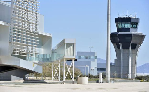 López Miras, convencido de que el aeropuerto de Corvera se llamará 'Juan de la Cierva' a pesar de las «trabas» del Gobierno central