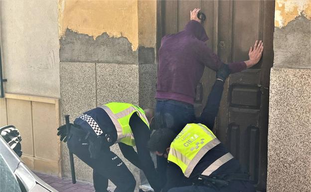 The Cieza Local Police search the alleged criminal. 