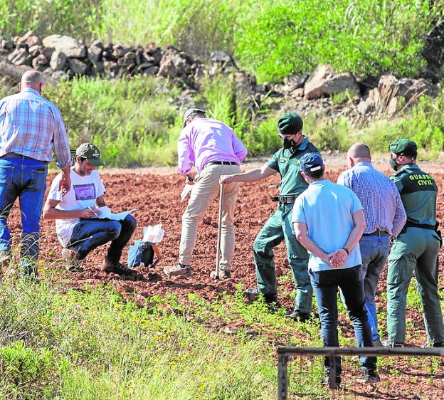 El Seprona toma muestras de suelos agrícolas junto a la mina Los Blancos