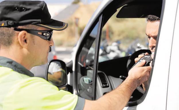 Así se calcula el grado de alcoholemia, según la DGT