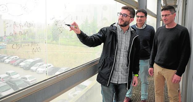 Un alumno de la UPCT idea un sistema para conectar coches autónomos y evitar accidentes