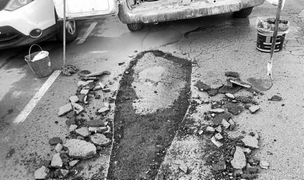 Empiezan a reparar las calles dañadas por las lluvias de los últimos meses en Los Alcázares