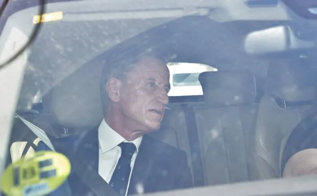 The cousin of the mayor of Madrid, Carlos Martínez Almeida, on his way out of the Plaza Castilla courthouse. 
