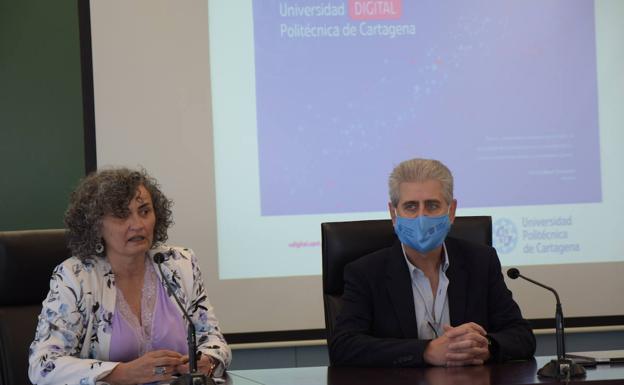 Beatriz Miguel, Rector of the UPCT, and Manuel Munera, Vice Rector of Digital Transformation, during the presentation of the project.