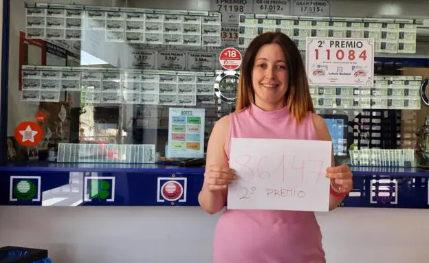 Silvia, employee of the La Morenica administration of the Progreso neighborhood, with the number of the second prize of the National Lottery. 