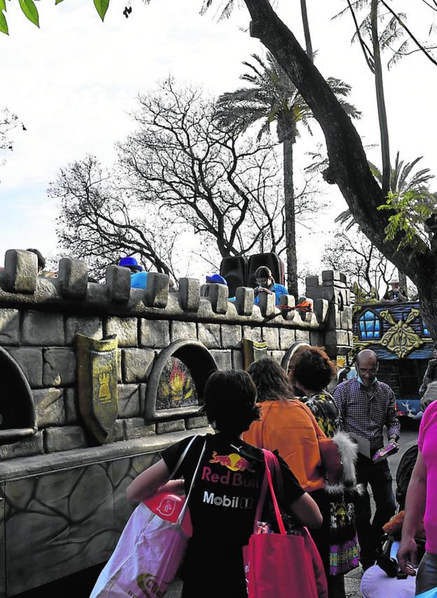 Carrozas y comparsas en Vistabella