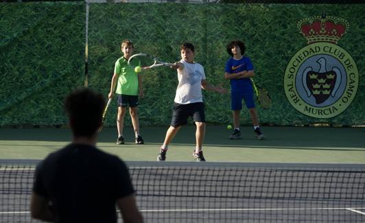 Students from the tennis school at the Murcia Country Club, known as Tiro de Pichón.  /Nacho Garcia / AGM