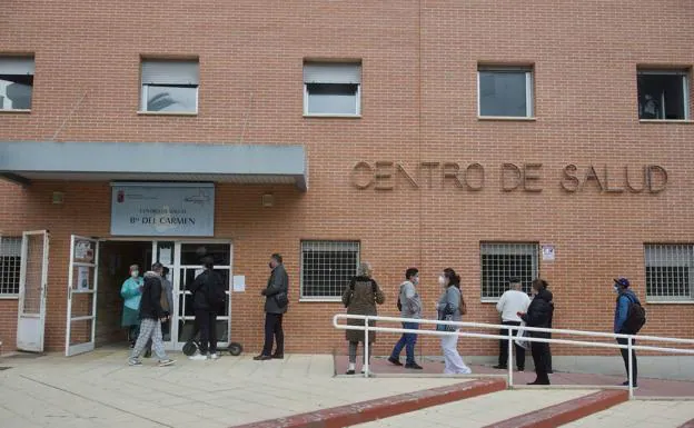 Queues to access the El Carmen health center, last December. 