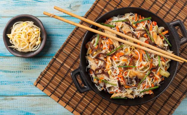 Wok de fideos con pollo y champiñones