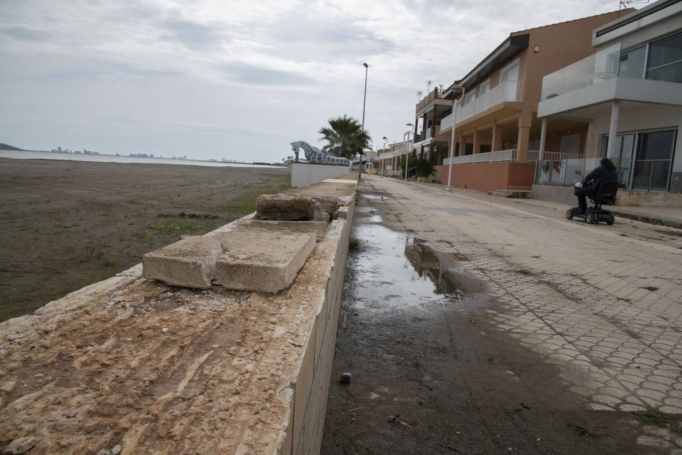 Calles destrozadas en Los Nietos y Los Urrutias