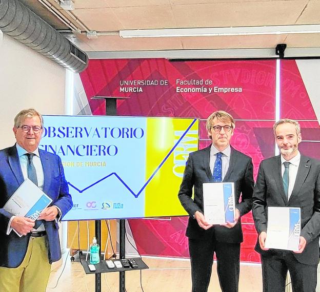 Tres entidades acaparan más del 75% de las oficinas bancarias que quedan en la Región