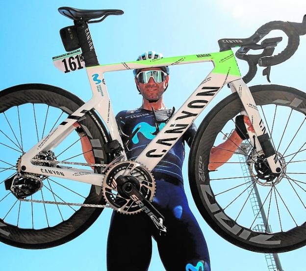 Valverde estrena una bicicleta decorada con sus grandes victorias