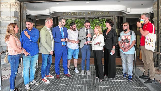 Vox impide la declaración contra la LGTBIfobia en la Asamblea Regional