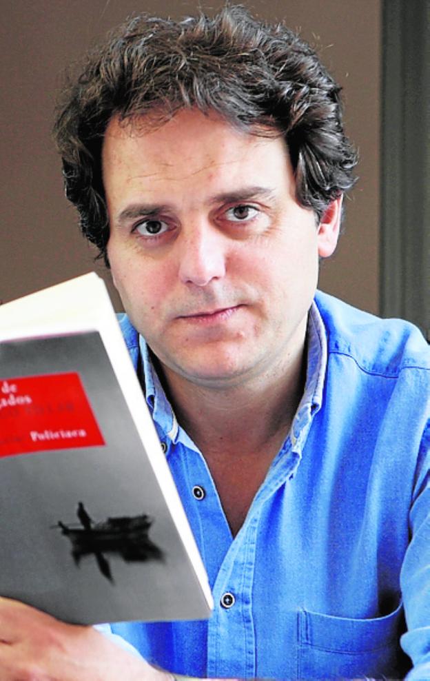 Un hombre que fuma bajo la lluvia