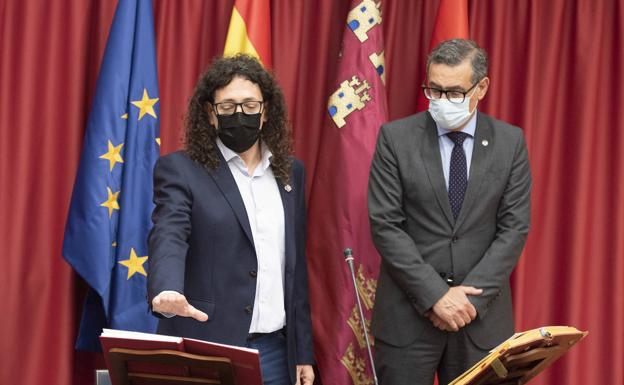 Alberto del Valle toma posesión como decano de la Facultad de Matemáticas de la UMU