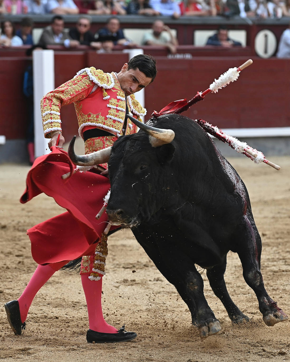 Paco Ureña corta una oreja en la corrida de la Feria de San Isidro en Las Ventas