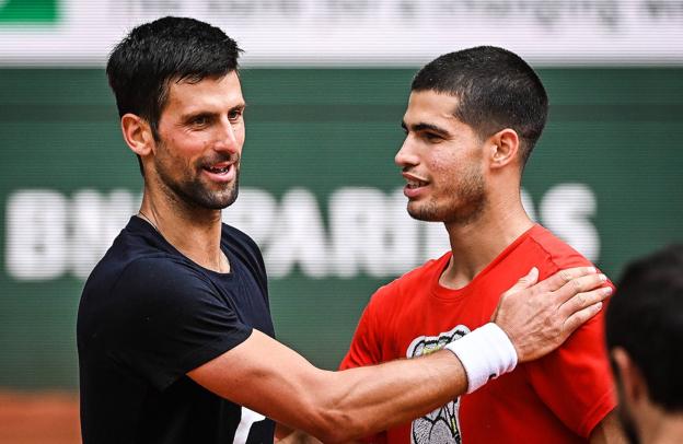 Carlos Alcaraz prepara su debut de mañana en Roland Garros junto a Novak Djokovic