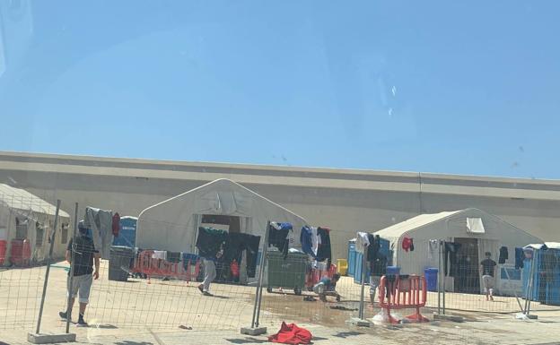 La primera oleada de pateras llega con el CATE de Cartagena aún sin abrir