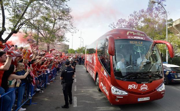 Furor grana en la llegada del Real Murcia al Rico Pérez