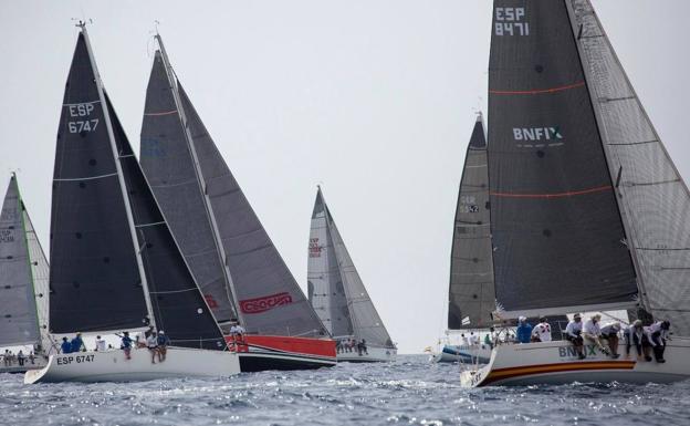 La embarcación 'Saleroso 2.0', campeona absoluta de la XII Regata Solidaria Carburo de Plata