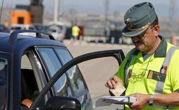 La multa de la DGT por no respetar la velocidad mínima en las autovías