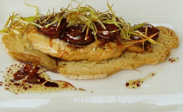 Tosta de foie con salsa de cerezas