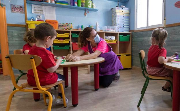 El número de niños que van a la guardería en la Región se sitúa por debajo de la media nacional