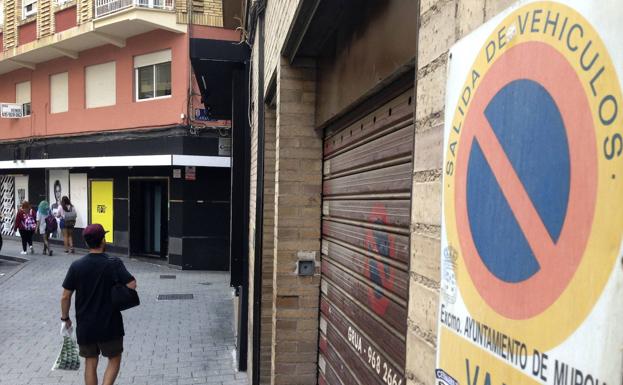 Si un garaje no tiene señal de vado ¿puedo aparcar en su puerta? 14 Merca2.es Lo que dice el Reglamento General de Circulación sobre estacionar frente a un garaje