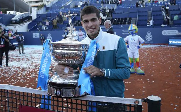 Carlos Alcaraz poses with the Conde de Godó Tournament trophy.