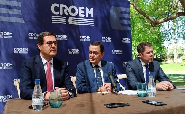 Antonio Garamendi, together with José María Albarracín, this Friday at the Croem general assembly. 
