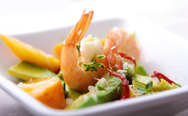 Ensalada de aguacate, mango y gambas