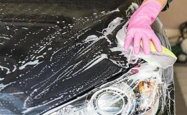 Conoce la multa de la DGT por lavar el coche en estos sitios