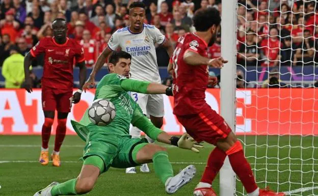 Thibaut Courtois saves a scoring chance against Mohamed Salah. 