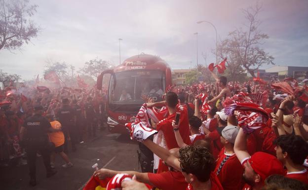 Miles de almas granas recibieron al Real Murcia antes de la gran final por el ascenso