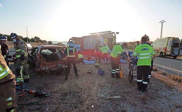 Cuatro jóvenes resultan heridos al salirse de la autovía, a la altura de Las Torres, y dar una vuelta de campana
