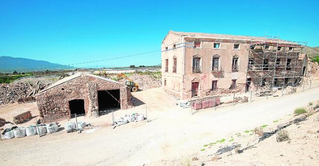 Una intervención de urgencia salva de la ruina unas salinas de origen medieval en la Región