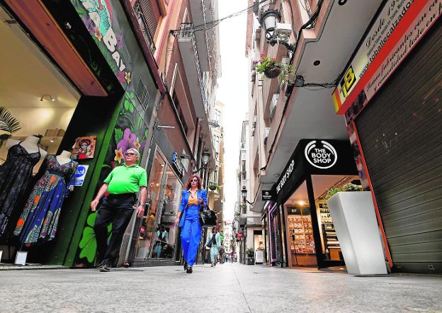 Las tiendas del centro de Murcia piden que se adelante la instalación de toldos para mitigar el calor