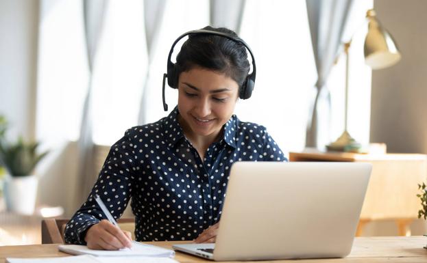 Trucos para comprobar si alguien te está espiando a través de la webcam