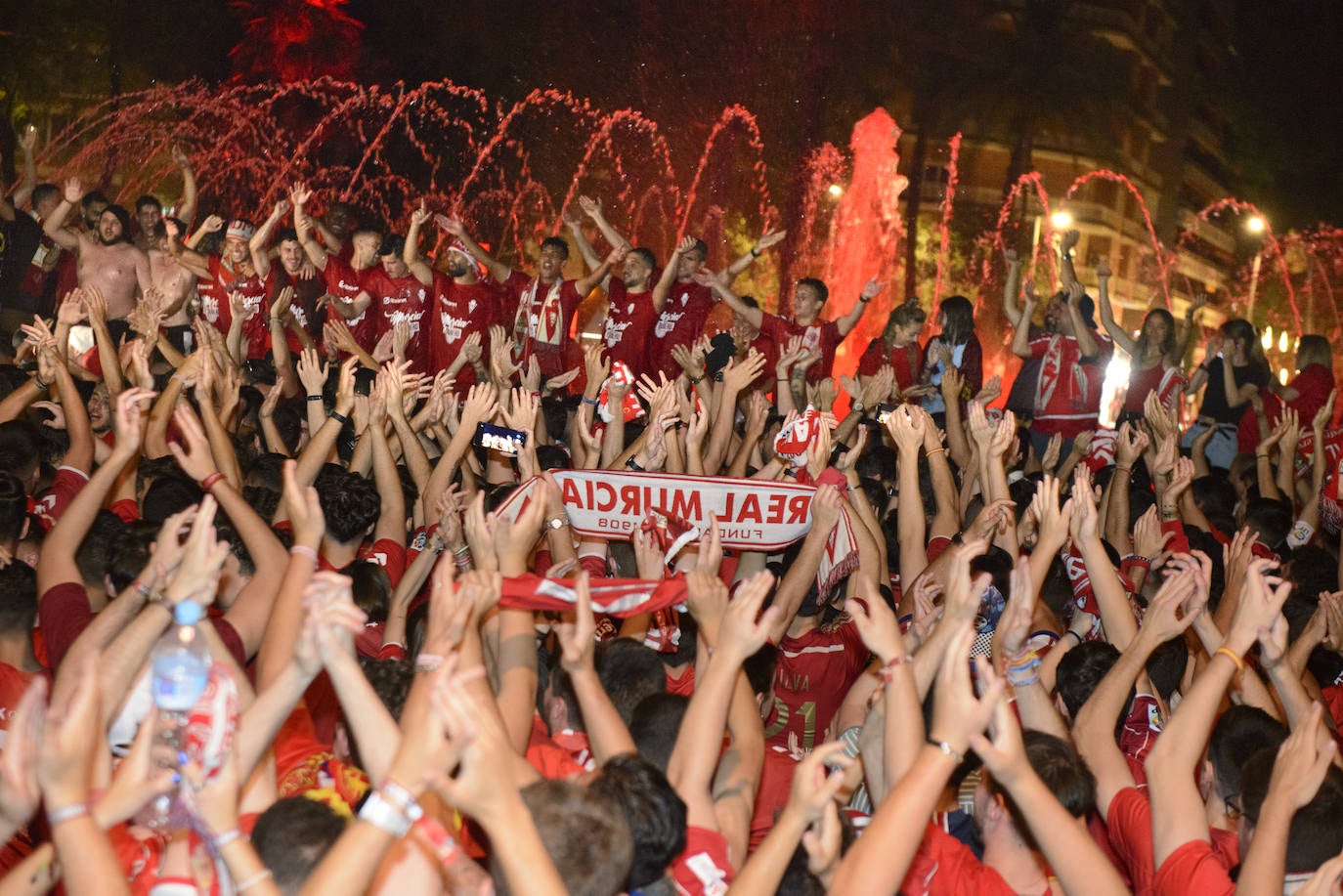 Murcianos eufóricos celebran en La Redonda el ascenso del Real Murcia