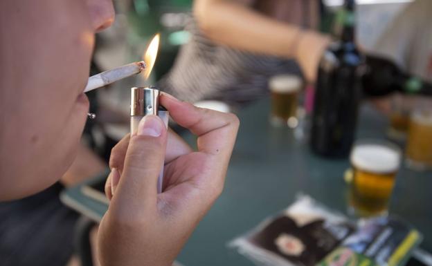 El nuevo plan ministerial contra el tabaco llegará con más de un año de retraso