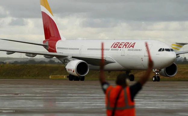 An Iberia Airbus A330-200 model plane lands at the airport.