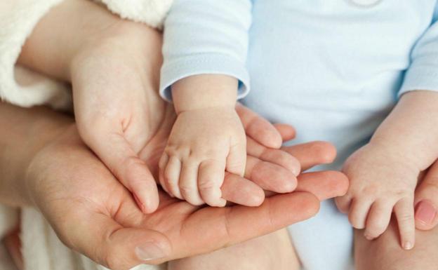 Los murcianos señalan la inestabilidad laboral como causante de la caída de la natalidad