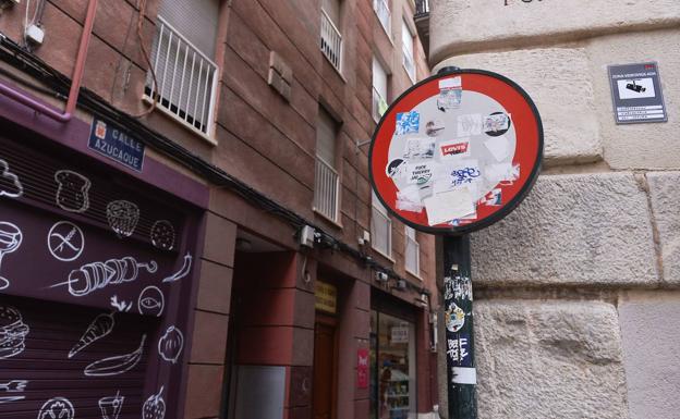 El truco casero para acabar con el pegamento de las pegatinas en toda clase de objetos