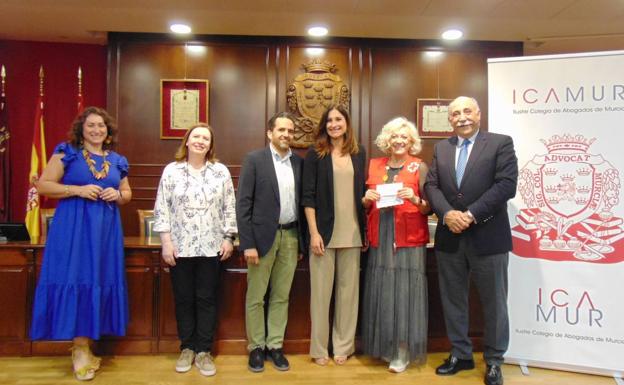 El Colegio de Abogados de Murcia entrega una donación a favor de los refugiados ucranianos