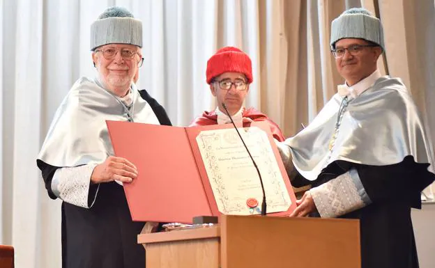 Peter John Trudgill (left), during the investiture act, this Friday in the Auditorium of the Campus de la Merced.