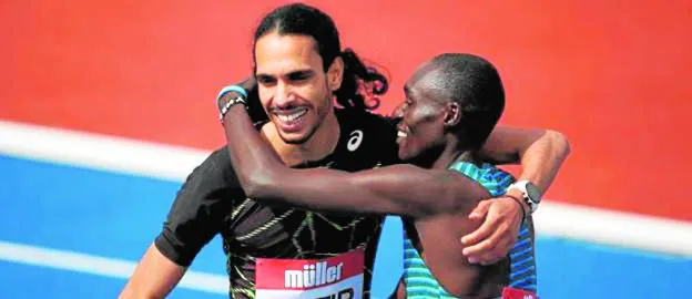 Mohamed Katir hugs Kenyan Abel Kipsang, winner of the 1,500m test, on May 21 in Birmingham. 