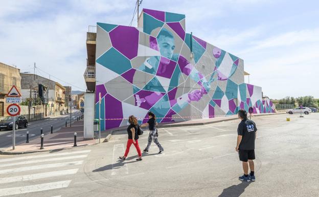 Un mural gigante de Carlos Alcaraz da la bienvenida a El Palmar