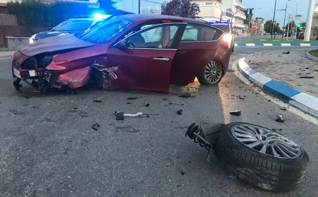 Dos heridos tras chocar contra una rotonda en Santiago de La Ribera