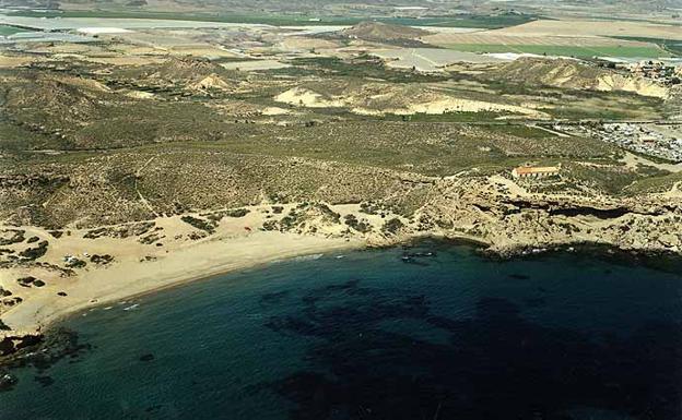 Rescatan a dos adolescentes que no podían salir del agua en una playa de Águilas
